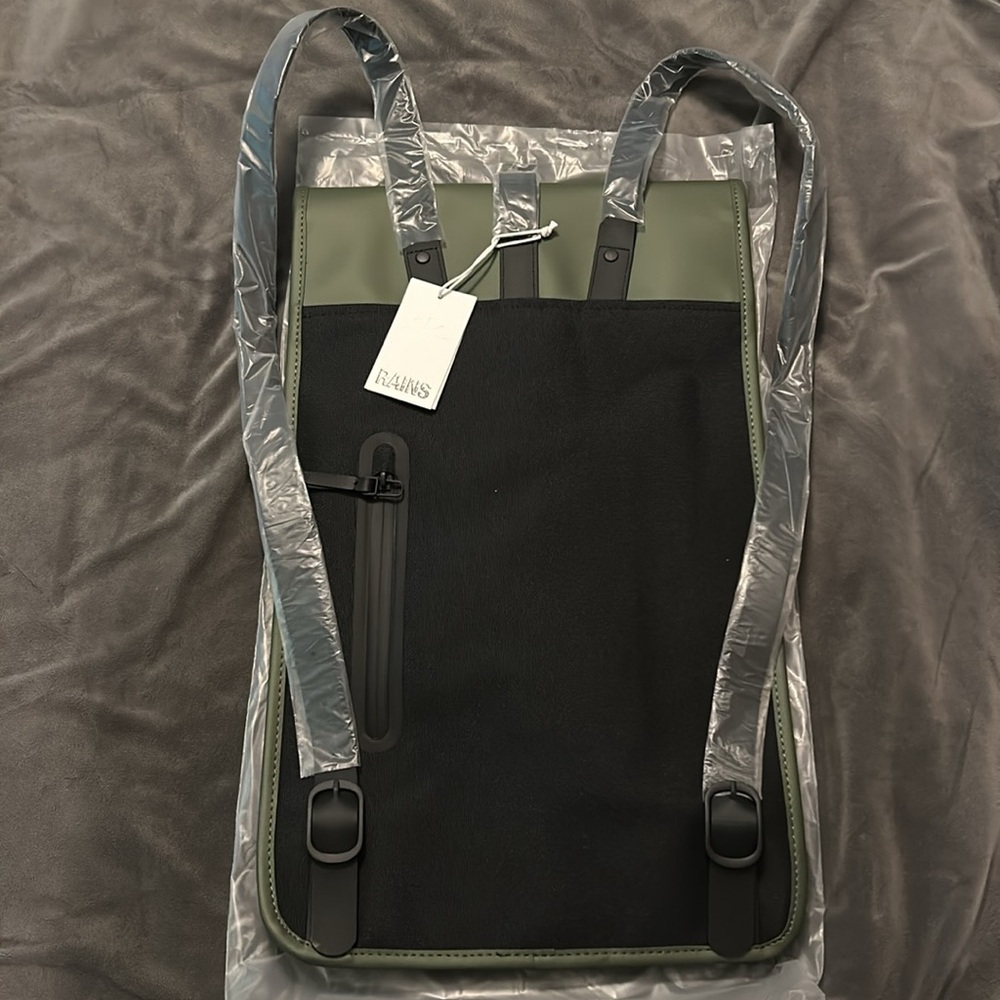RAINS Backpack - Evergreen - Minimalist Backpack - Picture 2 of 3